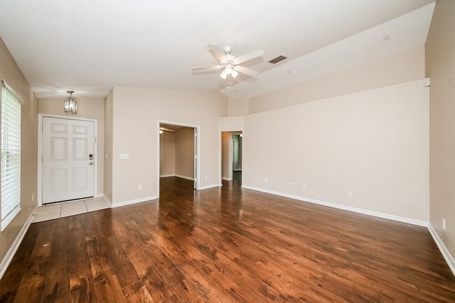 Building Photo - 15215 Searobbin Dr
