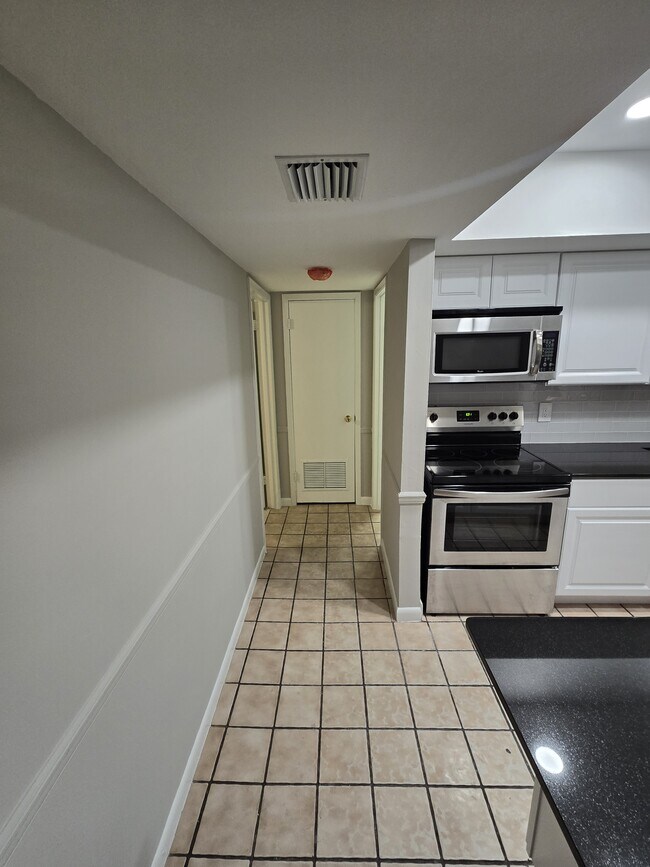 Pasillo - 4271 Kent Ave