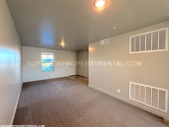 Building Photo - 2 bed, 1 bath Condo