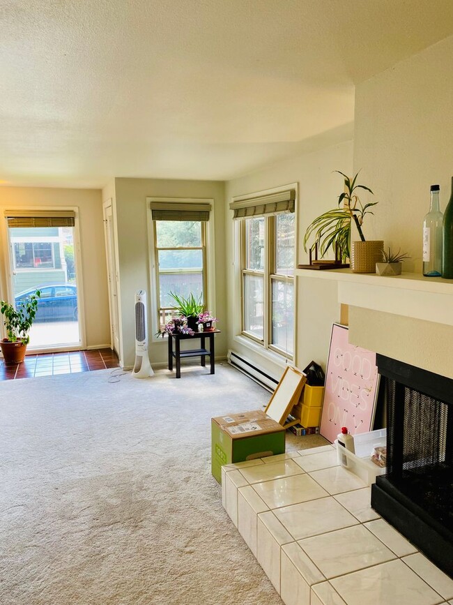 Building Photo - Sweet, Light-Filled 2-Bedroom Townhouse Cl...