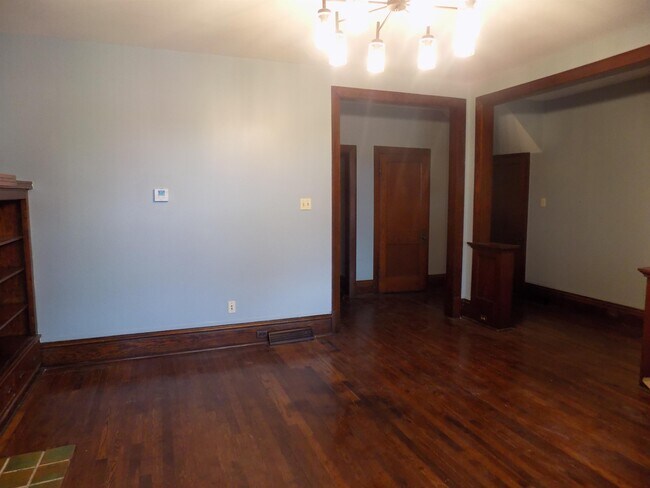 Building Photo - 46 N Meadowcroft Ave