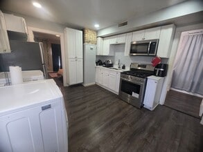 Building Photo - 626 NE Taylor St