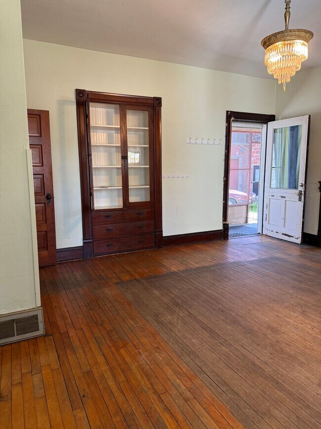 Foto del edificio - Big Character. Bigger Home in this 4 Bedroom-1 Bathroom charmer