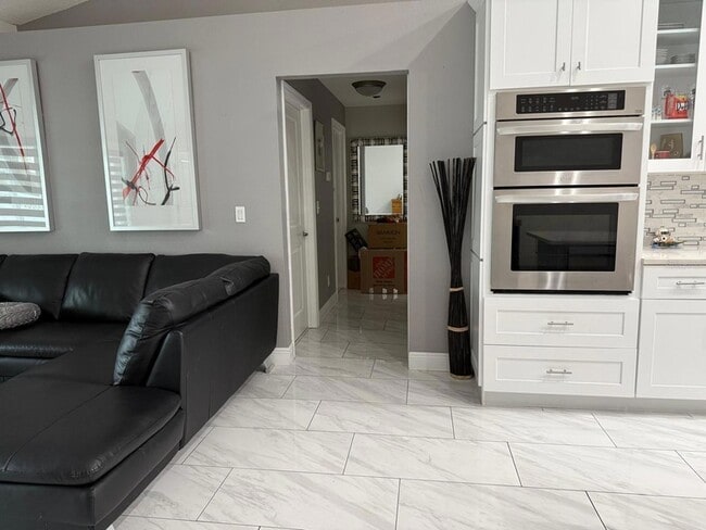 Building Photo - 4706 Doral Pointe Dr