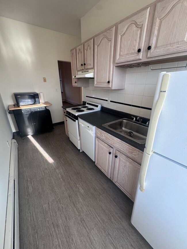 Photo - NO FEE!!! TRUE 1 BEDROOM WITH DISHWASHER & GREEN LINE ACCESS! House