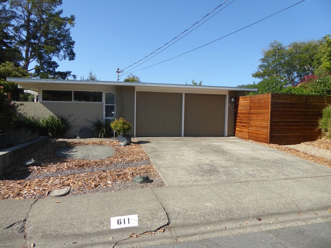 Foto principal - THREE BEDROOM / TWO BATH EICHLER HOME IN G...