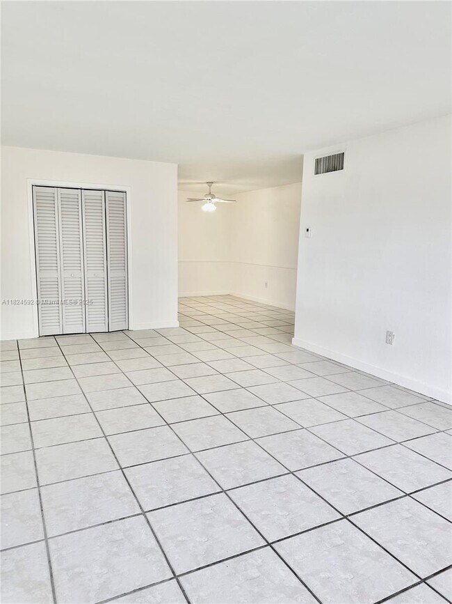 Foto del edificio - 950 Biarritz Dr