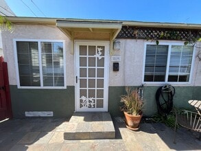 Building Photo - 817-819 Queenstown Ct