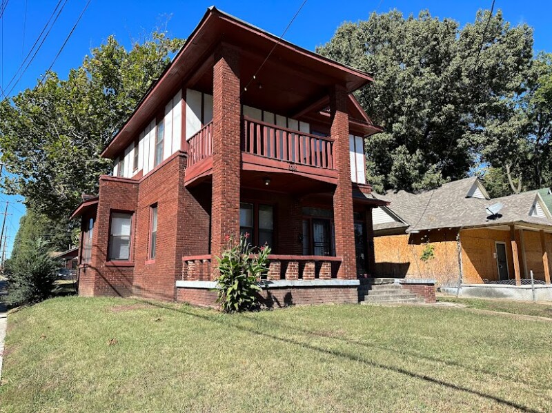 Primary Photo - 1011 Oakview St