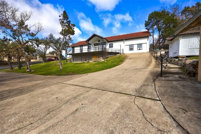 Building Photo - 809 Castle Ridge Rd