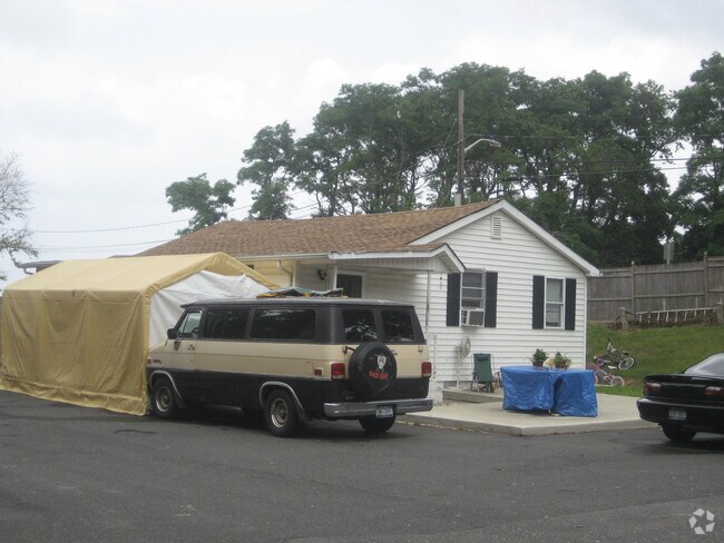 Foto del edificio - 188 Hallock Landing Rd