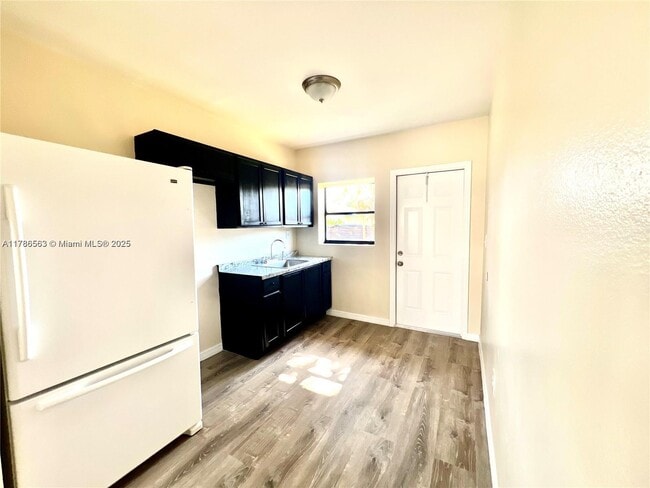 Foto del edificio - 645 NW 1st St