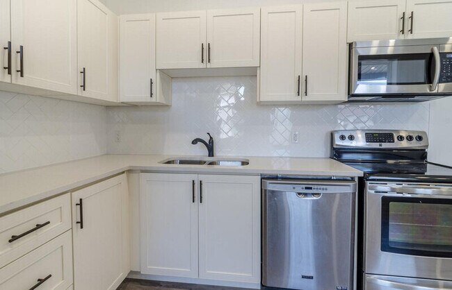 Building Photo - 87 Victoria Ave N