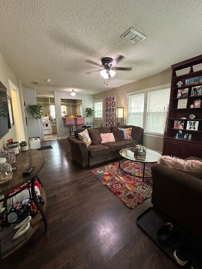 Building Photo - Pre-Leasing for Summer/Fall 2023 - Cute up...