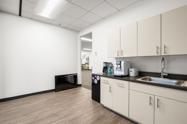 Building Photo - 2701 N Rocky Point Dr