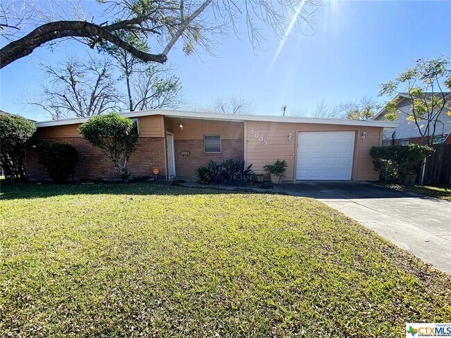 Building Photo - 3003 Bobolink St