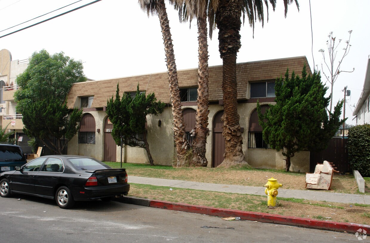 Foto del edificio - 8517 Cedros Ave