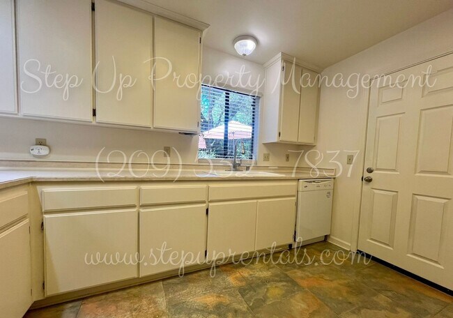 Foto del edificio - 494 Snell St