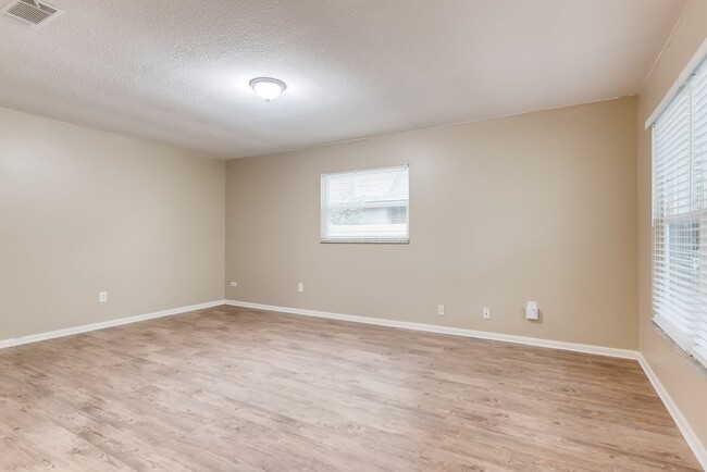 Building Photo - 228 Oakhurst St