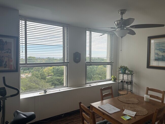 Foto del edificio - 2626 N Lakeview Ave