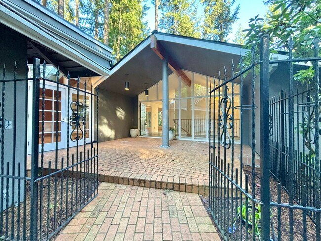 Building Photo - Stunning Mercer Island Home with Lake Wash...