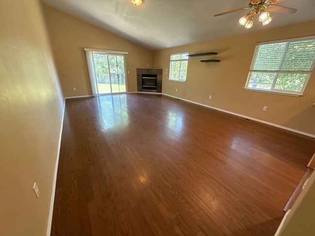 Foto del edificio - NE 3 Bdrm, 2 Bath, Gas Heat/Fireplace, Newer Carpet & Paint, Corner lot, Fenced Yard, DBL Garage