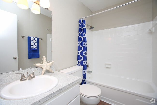 2HAB Baño - Watermark at Baytown