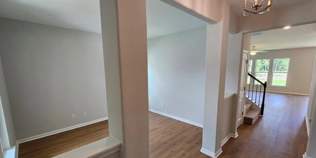 Foto del edificio - Beautiful 5BR, 3BA Home in Desirable Brookline at Godley Station!