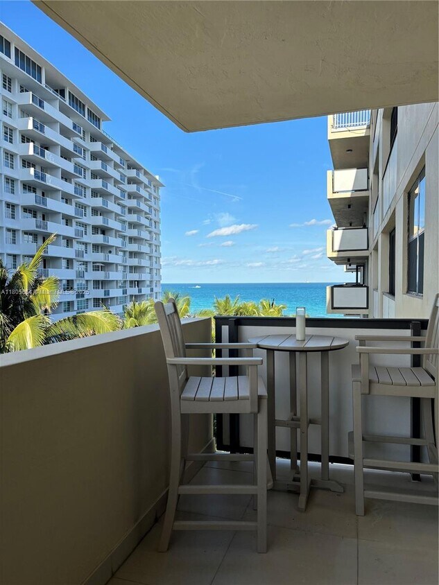 Primary Photo - 1621 Collins Ave