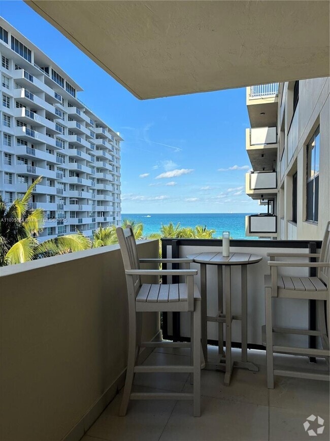 Building Photo - 1621 Collins Ave