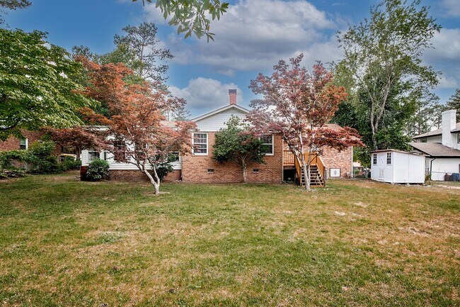 Building Photo - 3 Bedroom 2 Bath Home Available