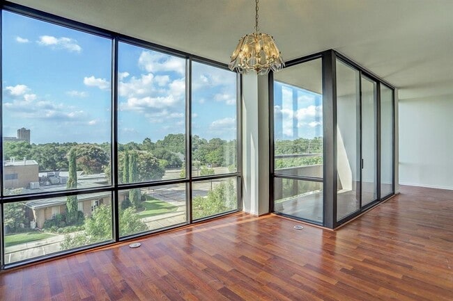 Building Photo - 1111 Bering Dr