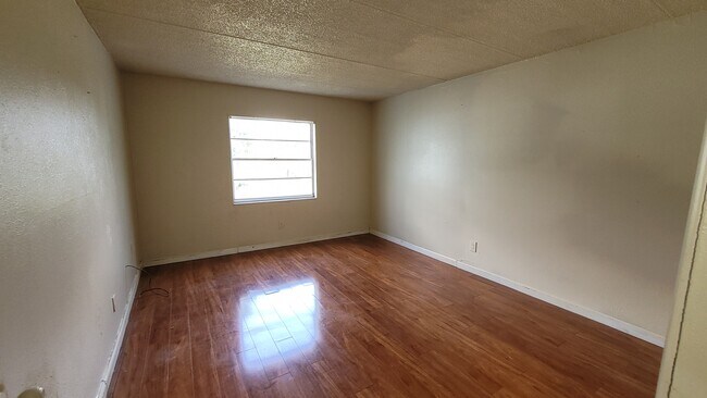 Building Photo - 2830 Somerset Park Dr