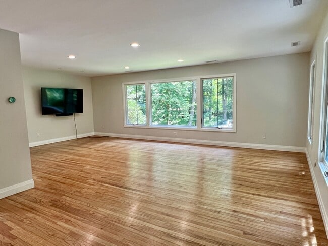 Building Photo - 326 Ponus Ridge Rd