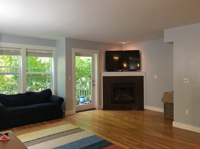 Building Photo - Spacious Townhouse for Rent – Minutes from...