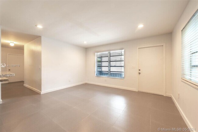 Foto del edificio - 2933 SW 24th Terrace