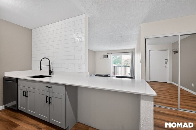 Building Photo - 1250 Golden Cir