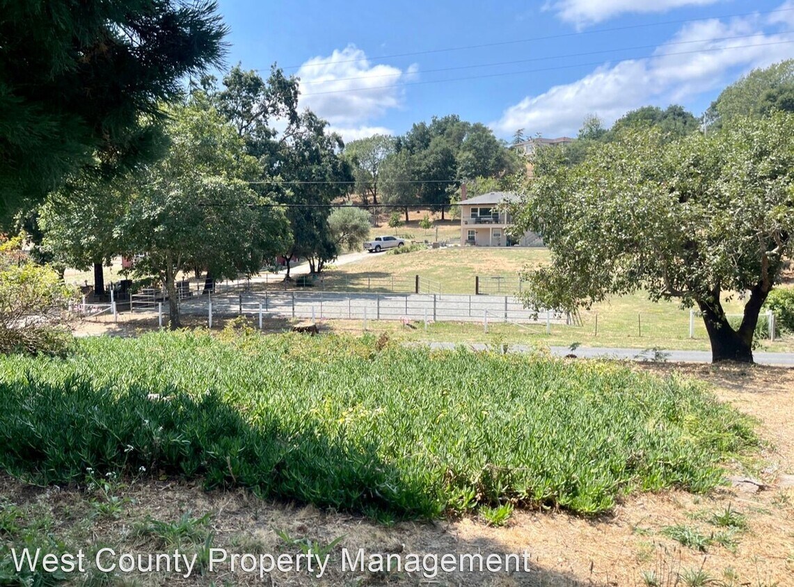 Foto principal - 4 br, 2 bath House - 2556 Laguna Rd.