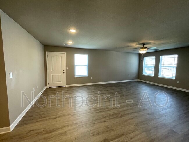 Building Photo - 208 SW Sunflower St