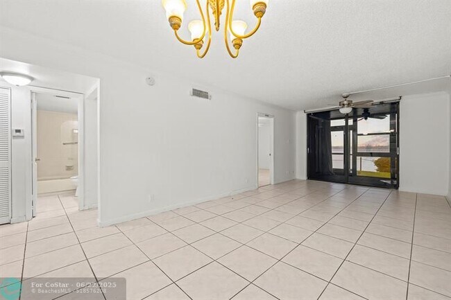 Foto del edificio - 110 Lake Emerald Dr