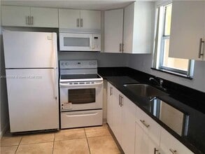Building Photo - 9359 Fontainebleau Blvd