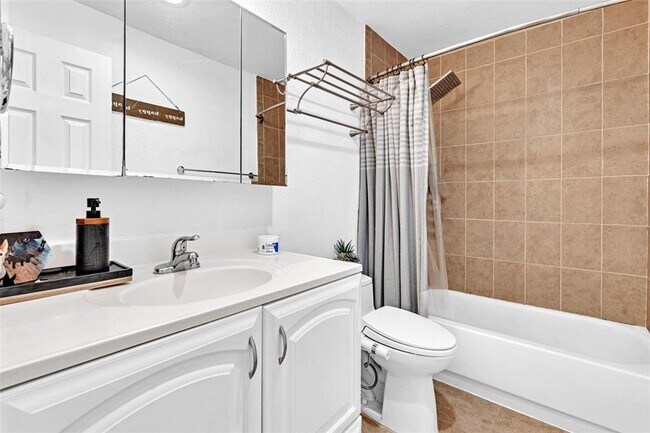 Foto del edificio - 2715 NE 49th St