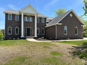 Building Photo - 909 NE Williamsburg Dr
