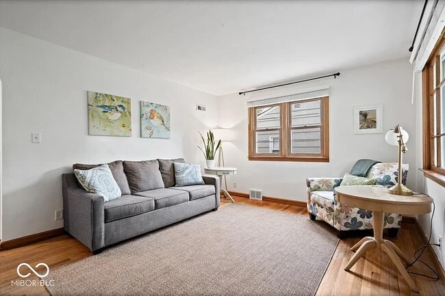 Foto del edificio - 636 S Broadway St