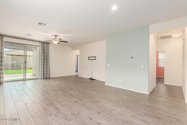 Foto del edificio - 3227 W Carter Rd