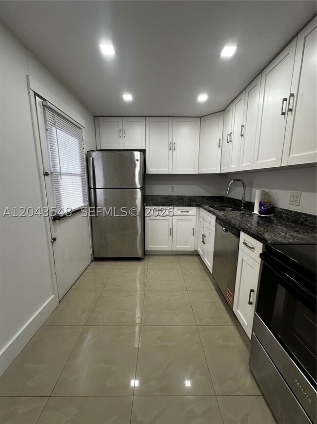 Building Photo - 3475 N Country Club Dr