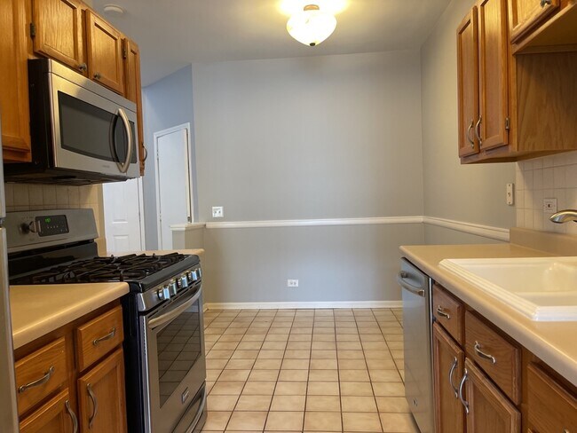 Building Photo - 930 Mesa Dr