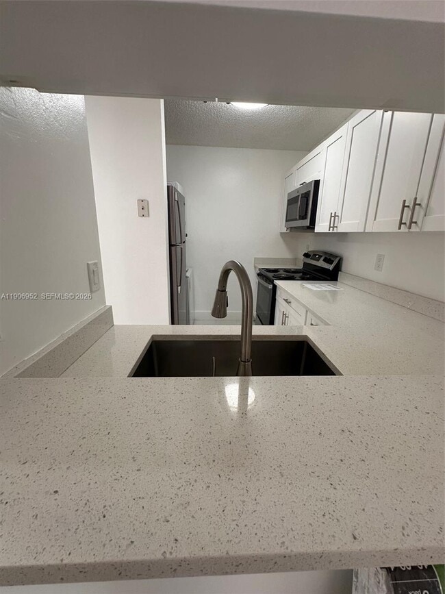 Building Photo - 1021 Twin Lakes Dr