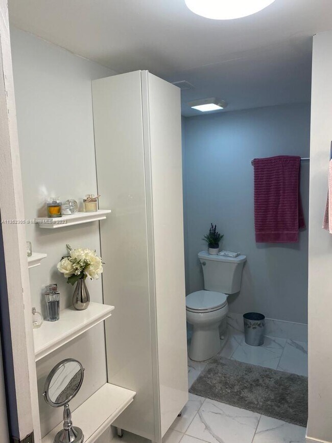Building Photo - 6037 Balboa Cir