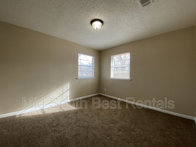 Building Photo - 27 Rugby Dr